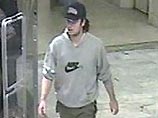 Снимки были сделаны с видеозаписи в универмаге, где была убита Анна Линд. На них изображен мужчина в голубой бейсбольной кепке и сером свитере