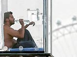 Американский иллюзионист Дэвид Блэйн находится в плексигласовой капсуле, подвешенной над Темзой. Он пообещал, что сможет провести там 44 дня без еды. В камеру ему будет подаваться только вода, а по другой трубочке будут отводиться продукты жизнедеятельнос