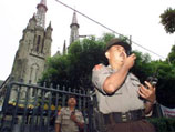Полицейский возле кафедрального католического собора Джакарты через несколько часов после серии взрывов