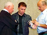 Адвокат канадского бизнесмена, выходца из России, Артура Андерсона (Артура Борисовича Дударева) зачитал заявление, в котором его клиент признает, что продавал оружие в Иорданию из Восточной Европы Адвокат канадского бизнесмена, выходца из России, Артура Андерсона (Артура Борисовича Дударева) зачитал заявление, в котором его клиент признает, что продавал оружие в Иорданию из Восточной Европы