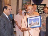 Лидер российских кришнаитов-вайшнавов Бхактивигьяна Госвами (на фото справа)вручает высокому   индийскому гостю сувенир - эскиз будущего ведического культурного центра в Москве