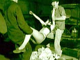 14-летнюю девочку двое мужчин запихнули в фургон и изнасиловали на ходу 14-летнюю девочку двое мужчин запихнули в фургон и изнасиловали на ходу