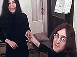 Несмонтированная пленка, фрагменты которой вскоре будут показаны в программе BBC "Субботняя арена ", зафиксировала Джона Леннона и Йоко Оно в их доме в Титтенхерст-парке. Пара смеется и играет в шахматы