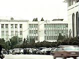Сегодня около 50 жителей селений Верхний и Нижний Дженгутай Буйнакского района Дагестана провели пикет у здания правительства республики в Махачкале