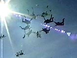 Команда российских парашютистов собрала в свободном падении формацию из 100 человек Команда российских парашютистов собрала в свободном падении формацию из 100 человек