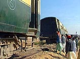 В Пакистане 27 человек погибли в столкновении поезда с автобусом