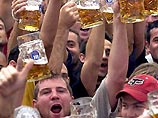 Ритуальным вбиванием пивного крана в бочку открылся сегодня в Мюнхене традиционный праздник пива "Октоберфест". Этот крупнейший в мире пивной фестиваль проводится в баварской столице в парке "Терезиенвизе" уже в 170-й раз