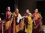 Тибетские монахи споют в Москве "голосами победителей бога смерти"