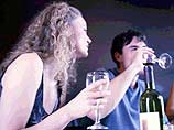 Согласно данным медицинских и социологических исследований, ежегодно российские женщины все глубже и глубже погружаются в скрытый алкоголизм, даже не догадываясь о том, что они уступают злу