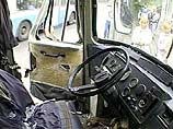 У одного из автобусов на выезде из Минвод, на улице Советской, заклинило рулевое управление. Пытаясь произвести маневр, второй автобус врезался в первый, задев при этом еще и легковой автомобиль