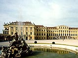 Вандалы  на автопогрузчике разгромили  знаменитый дворец Шенбрунн 