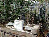 27 сентября в 13:00 в милицию обратилась Юлия Фролова, 1975 года рождения. Она сообщила, что при посещении могилы своего родственника, похороненного на Гольяновском кладбище, обнаружила, что надгробная плита расколота