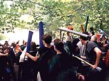 Мощная группировка молодежи, проживающей на улице Мира, пытается подчинить себе своих ровесников из других районов города. В последнее время стычки подростков переросли в настоящие вооруженные конфликты Мощная группировка молодежи, проживающей на улице Мира, пытается подчинить себе своих ровесников из других районов города. В последнее время стычки подростков переросли в настоящие вооруженные конфликты