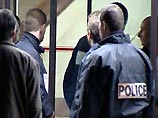 В пригороде Парижа вооруженный ружьем мужчина захватил в заложники семью