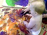 Детям дают в руки кисточку и предлагают раскрашивать себя яркими красками