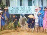 Во Вьетнаме продолжаются гонения на христиан. На плакате демонстрантов надпись - 'Нам нужна религиозная свобода'
