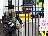 В штаб-квартире полиции Филиппин в Манилево во вторник арестованный по подозрению в терроризме захватил винтовку и застрелил троих полицейских. Позже, в ходе штурма он был убит