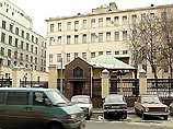 Как стало известно из информированных источников в Генпрокуратуре РФ, после допроса, продолжавшегося три с половиной часа, московский чиновник был отпущен Как стало известно из информированных источников в Генпрокуратуре РФ, после допроса, продолжавшегося три с половиной часа, московский чиновник был отпущен
