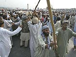 Беспорядки начались во время траурного богослужения, в котором, по оценке властей, приняли участие несколько тысяч суннитов