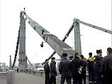 На Крымском мосту неизвестная женщина угрожает покончить жизнь самоубийством На Крымском мосту неизвестная женщина угрожает покончить жизнь самоубийством