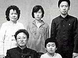 улики, собранные северокорейскими наблюдателями, в том числе то, что выпущены указания называть ее 'любимой матерью', делают более весомыми сообщения о том, что ее старший сын, 22-летний Ким Чен Чул, должен наследовать Киму