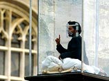 Чести пообщаться с Блэйном удостоились музыканты, которые стояли рядом с его плексигласовым контейнером и пели для него песни Чести пообщаться с Блэйном удостоились музыканты, которые стояли рядом с его плексигласовым контейнером и пели для него песни