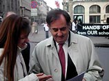 Newsru3 Александра Малашонок и Альваро Хиль-Роблес у дверей Национальной библиотеки Латвии Newsru3 Александра Малашонок и Альваро Хиль-Роблес у дверей Национальной библиотеки Латвии