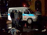 Около 22:00 часов журналист поставил машину на стоянку и возвращался домой. У дома его поджидали преступники, которые нанесли ему два удара два удара ножом в спину. Он только смог набрать код домофона и сказать "помогите". Около 22:00 часов журналист поставил машину на стоянку и возвращался домой. У дома его поджидали преступники, которые нанесли ему два удара два удара ножом в спину. Он только смог набрать код домофона и сказать "помогите".