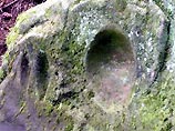 Английские археологи озадачены загадочными фигурами, высеченными в скале. Одна из них по форме напоминает сердце, другая - отпечаток человеческой ноги