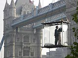 Серьезное испытание предстоит в понедельник вечеру знаменитому экстремалу-иллюзионисту Дэвиду Блэйну, который уже месяц висит в плексигласовой капсуле, подвешенной рядом с Тауэрским мостом в центре Лондона без еды