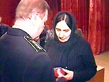 Главком ВМФ России адмирал флота Владимир Куроедов передал сегодня орден Мужества вдове погибшего на атомоходе "Курск" сотрудника завода "Дагдизель" Мамеда Гаджиева Главком ВМФ России адмирал флота Владимир Куроедов передал сегодня орден Мужества вдове погибшего на атомоходе "Курск" сотрудника завода "Дагдизель" Мамеда Гаджиева