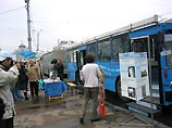В понедельник около 12:00 автобус-выставка "Международной амнистии" остановился на площади Тверской заставы (перед Белорусским вокзалом)