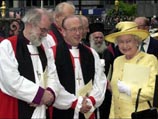 Резкая критика со стороны защитников однополых браков не поколебала убежденности архиепископа Дженсена (на фото в центре) в своей правоте