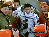 Поисковые команды обнаружили место приземления и капсулу космического корабля "Шэньчжоу-5". Космонавт был извлечен из капсулы, миссия признана успешной