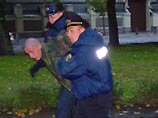Двое молодых людей, украсившие себя ультраправой символикой, вели себя провокационно и агрессивно. В конце митинга они были задержаны полицией Двое молодых людей, украсившие себя ультраправой символикой, вели себя провокационно и агрессивно. В конце митинга они были задержаны полицией