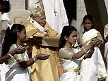 Иоанн Павел II, возглавивший торжественное богослужение, произнес по латыни текст чина беатификации, и в этот момент с портрета Матери Терезы, установленного на фасаде Собора святого Петра, спало скрывавшее его покрывало