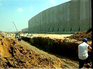 В домах местных жителей проводятся обыски. Военнослужащие пропускают на отошедшую к Израилю после возведения "разделительной стены" территорию только палестинцев старше 38 лет, опасаясь проникновения боевиков и осуществления новых терактов