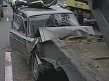 Из-за аварии затруднено движение на некоторых участках МКАДа, характерное для "часа пик" движение можно наблюдать на набережных Москва-реки и Яузы - на некоторых участках машины движутся со скоростью не более 5-10 км/ч Из-за аварии затруднено движение на некоторых участках МКАДа, характерное для "часа пик" движение можно наблюдать на набережных Москва-реки и Яузы - на некоторых участках машины движутся со скоростью не более 5-10 км/ч