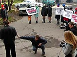 В Пскове 19 молодых женщин, обнажившись до пояса, а некоторые и до трусиков, устроили акцию протеста у здания ОАО "Псковэнерго"