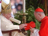 Папа вручил своим новым ближайшим советникам кардинальские шапочки - один из символов принадлежности к высшей церковной иерархии