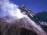 Из кратера вулкана Ключевская Сопка на Камчатке произошел мощный выброс газа 