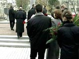 Несколько сотен человек пришли 23 октября к зданию театрального центра на Дубровке, чтобы почтить память погибших в результате теракта год назад