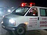 Двое иностранцев - 24-летние граждане США и Австралии - были ранены сегодня ночью в результате обстрела израильскими военными лагеря палестинских беженцев Балата на Западном берегу реки Иордан
