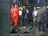 В шахту "Западная", где блокированы 13 шахтеров, пробито отверстие