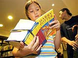  "Дети, которых я осматривал, все были заядлые фанаты Гарри Поттера, которые марафонскими темпами осилили всю книгу, - говорит педиатр Ховард Дж. Беннетт, практикующий в Вашингтоне. - Многие из детей читают по шесть, восемь часов в день. Для 9-10 летних д