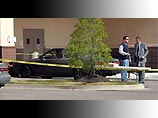 Женщина с тремя детьми в автомашине потеряла управление и врезалась в здание, где выступал Джордж Буш в городе Саусхэвен в штате Миссисипи