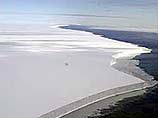Глыба льда, которая проходит в сводках специалистов под кодом B15 до раскола имела площадь в 11 тыс. кв. километров - размером с Ямайку. Это была самая большая глыба льда в истории наблюдений