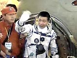 Первому китайскому космонавту Ян Ливэю, совершившему 15-16 октября полет на космическую орбиту на китайском пилотируемом корабле, присвоено звание "Героя космоса"
