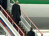 Лукашенко прилетел в Москву около четырех дня; в аэропорту его встречал вице-премьер РФ Виктор Христенко