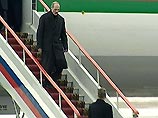 Лукашенко прилетел в Москву около четырех дня; в аэропорту его встречал вице-премьер РФ Виктор Христенко Лукашенко прилетел в Москву около четырех дня; в аэропорту его встречал вице-премьер РФ Виктор Христенко